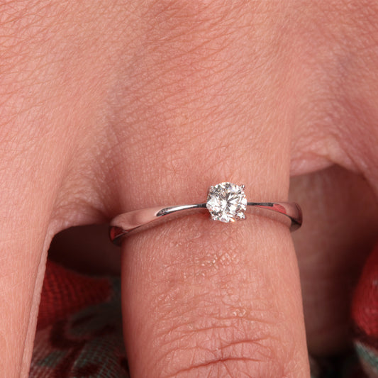 Anillo Solitario Oro Blanco 18K y Brillante