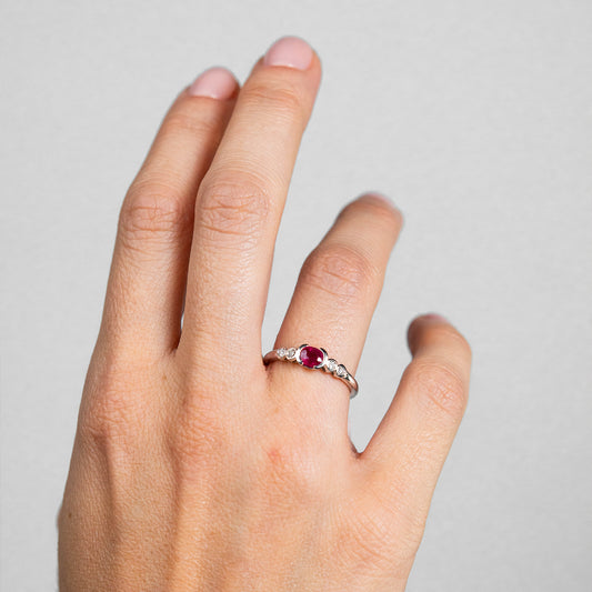 Anillo Oro Blanco 18K Rubí y Brillantes