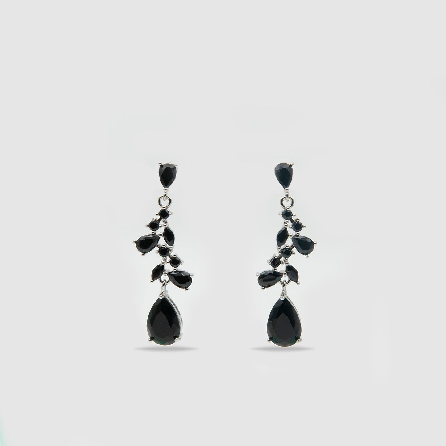 Pendientes de plata con piedras negras.