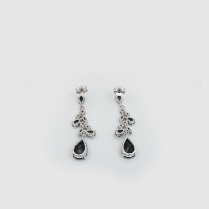 Pendientes de plata con piedras negras.