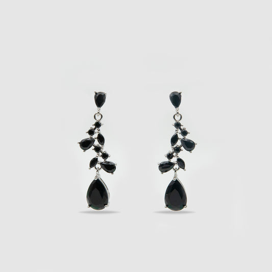 Pendientes de plata con piedras negras.